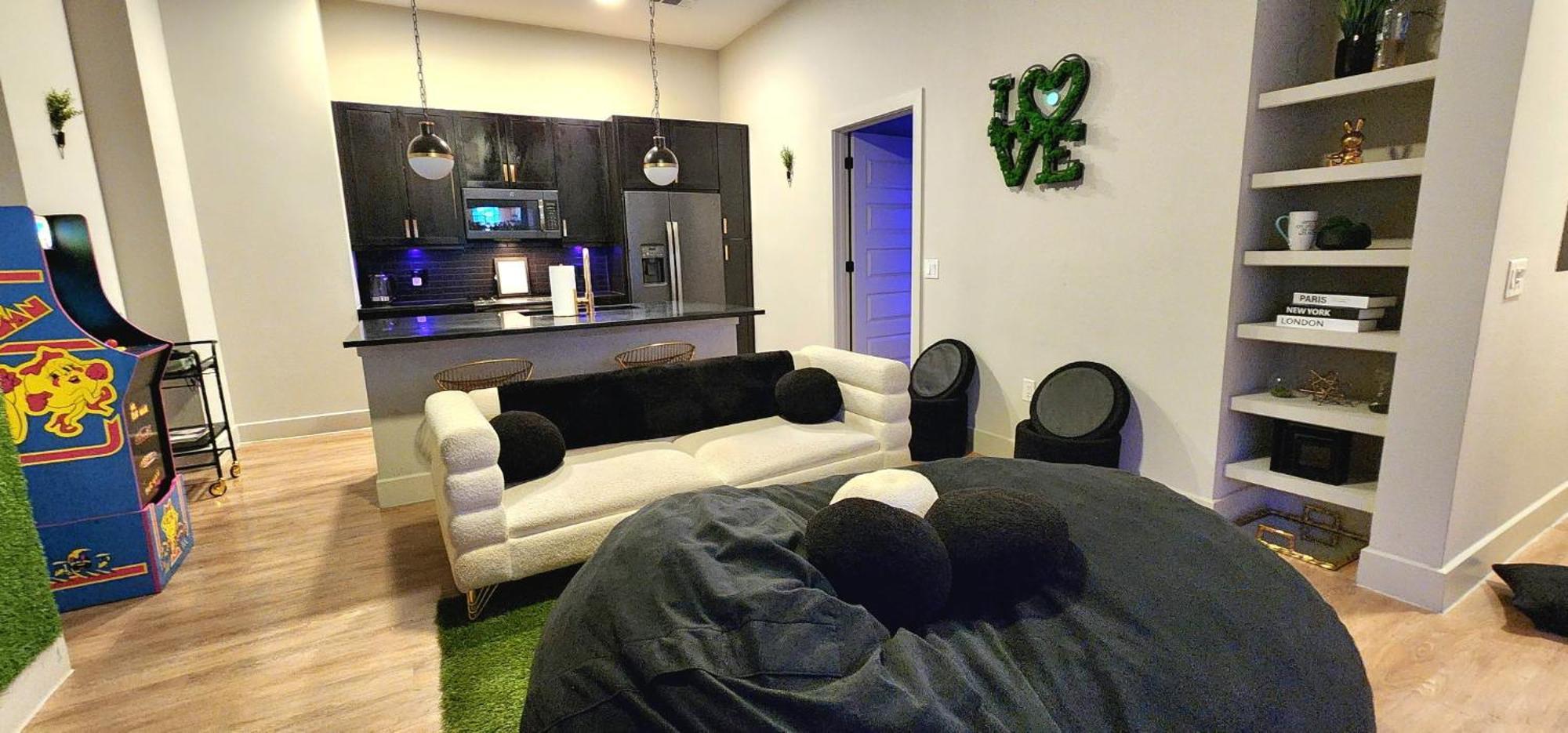 Brand New 2 Bedroom Hidden Gem Steps From Nightlife Apartment Dallas